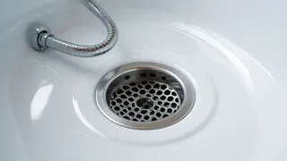 Сантехник забудет дорогу к вам домой: как почистить слив в ванной за 5 минут без разборки сифона