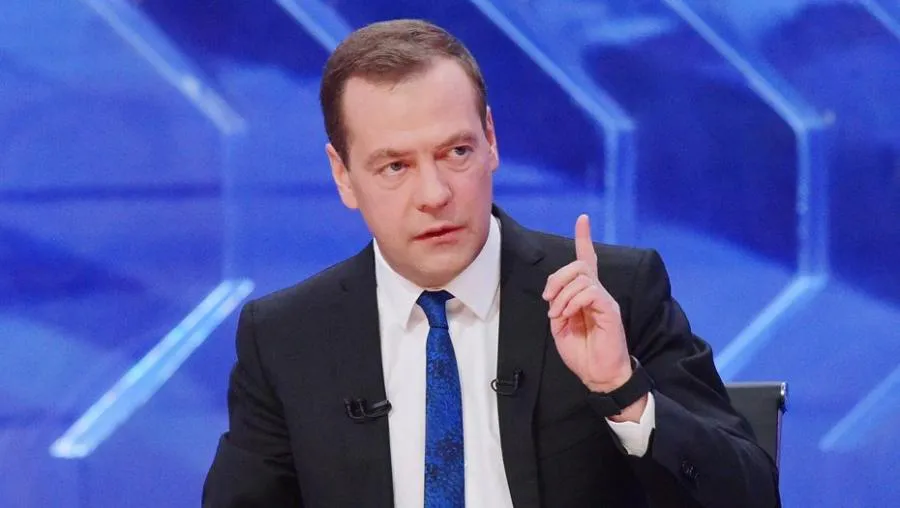 Дмитрий Медведев предложил сажать за решетку за «Оливье» и «Селедку под шубой» на столе