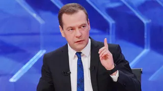 Дмитрий Медведев предложил сажать за решетку за «Оливье» и «Селедку под шубой» на столе