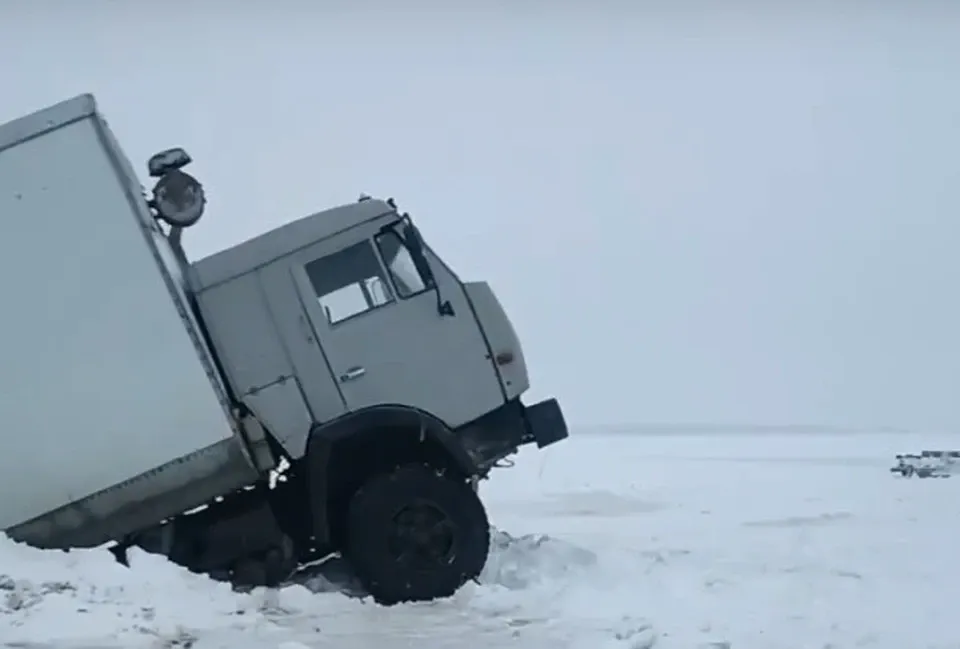 На переправе возле Усть-Усы провалился КамАЗ