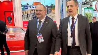 Губернатор Олег Мельниченко поздравил коллегу Вячеслава Гладкова с награждением Орденом Мужества