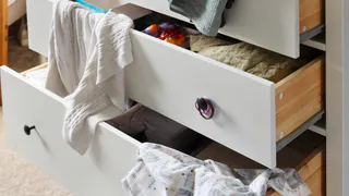 Кладу в шкаф 1 таблетку и белье благоухает свежестью - от затхлого запаха больше ни следа