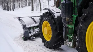 Житель Гороховецкого района пытался продать оставленный дорожниками на стоянке трактор