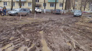 На улице Островского двор утопает в грязи