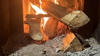 Берем пластиковую бутылку – и сажа вылетит в дымоход со скоростью света: почистить печь без соли и крахмала легко