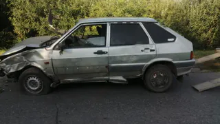 Вылетел в кювет и перевернулся: пьяный водитель за рулем “четырнадцатой” попал в аварию