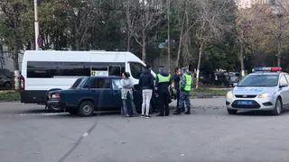 Очевидцы: на улице Крупской столкнулись маршрутка №42 и "семерка"