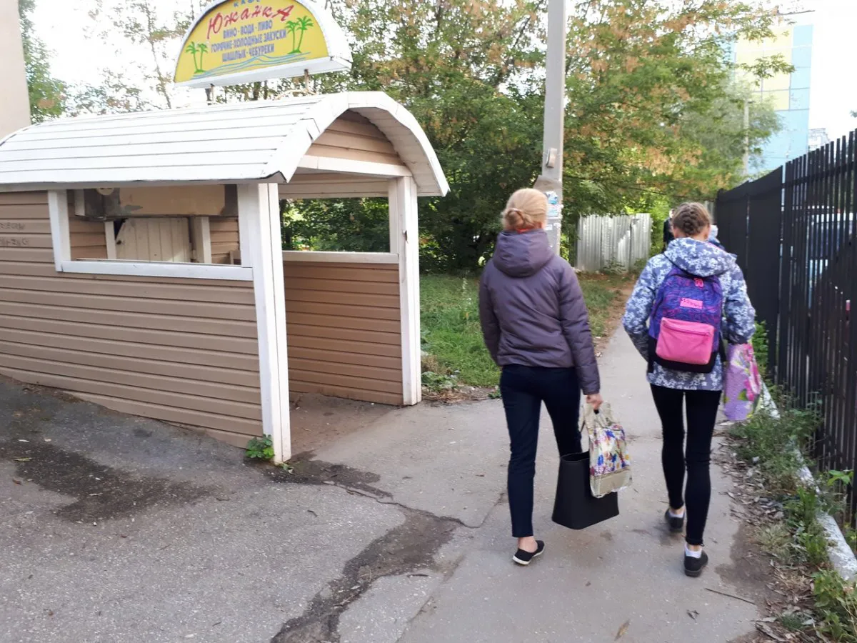 Рюмочная по дороге в школу. Кажется, в Рязани не возбраняется торговля спиртным около учебных заведений