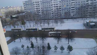 Припаркованные автобусы с включенными двигателями на Баки Урманче