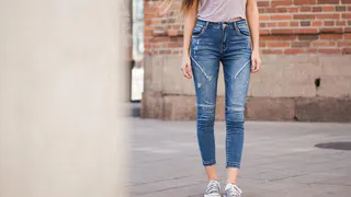 Джинсы с эффектом тихой роскоши: почему укороченная длина снова в моде