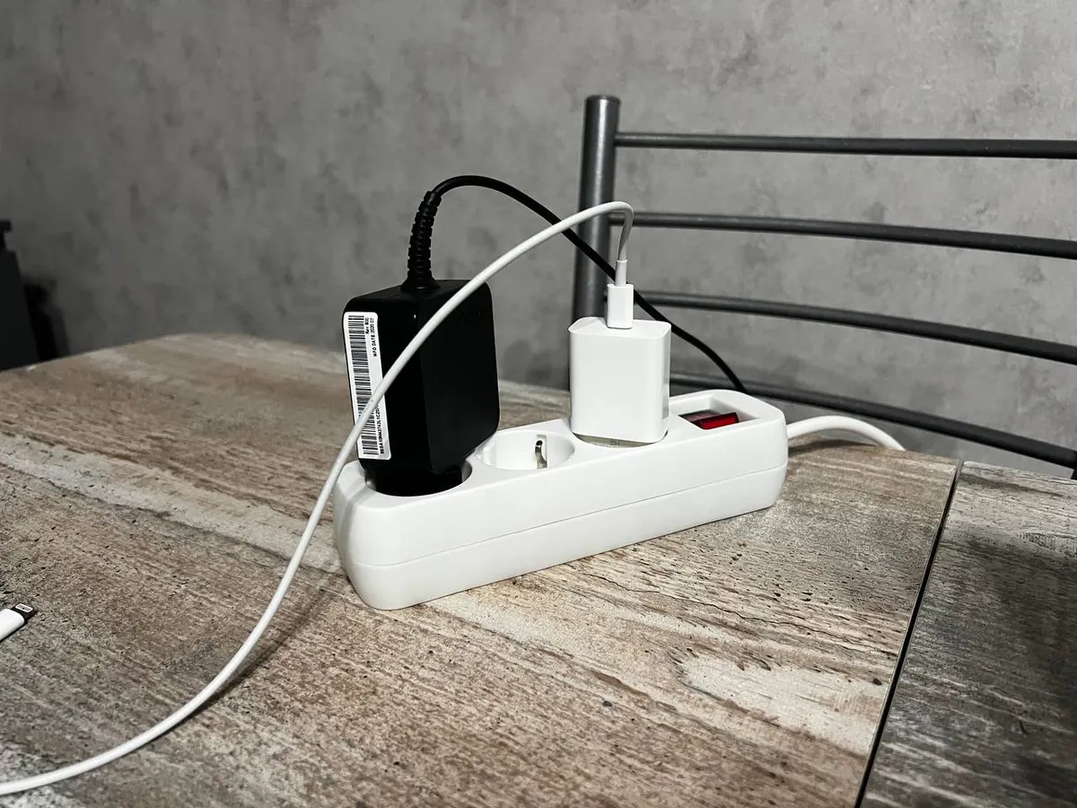 Такая техника мотает электричество, даже когда выключена – выдергивайте из розеток