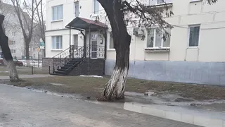 В Новомичуринске из окна третьего этажа выпала запертая в квартире 46-летняя женщина