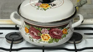 Кладем 1 таблетку и оставляем на ночь: утром стойкий нагар исчезнет с кастрюли – посуда как новая