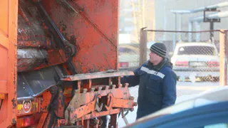 Будильник в два часа ночи: рязанка пожаловалась на шум от мусоровоза