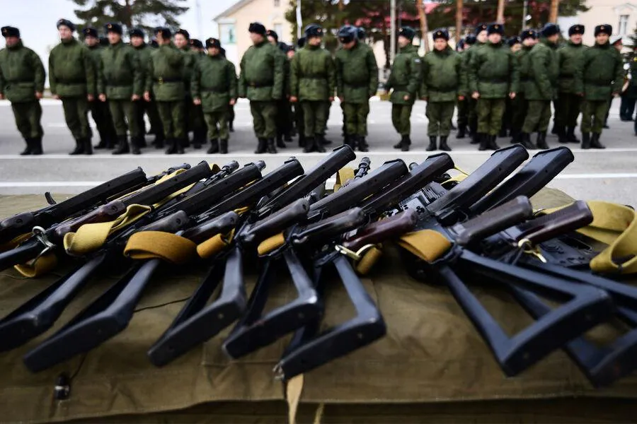 Гражданам с судимостью разрешат служить в армии