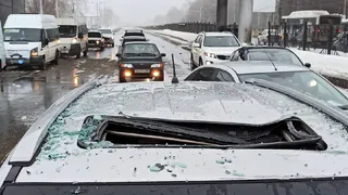 Просили очистить от наледи: в мэрии прокомментировали падение глыбы на автомобиль