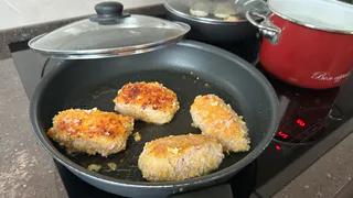 Такие котлеты у нас съедаются прямо со сковороды: есть маленький секрет, благодаря которому они получаются сочными и нежными