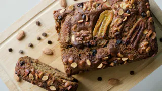 Потемневшие бананы никогда не выбрасывайте — добавьте муку, орехи и испеките бесподобный банановый хлеб