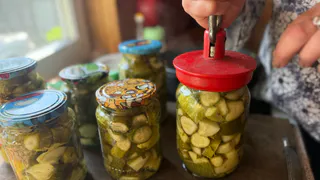 Пробовала разные рецепты огурцов по‑фински, но вернулась к старому проверенному: просто, вкусно и без стерилизации