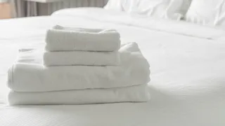 Опытные хозяйки давно добавляют в стиралку один стакан этого кухонного средства – и бельё выходит белоснежным без агрессивной химии