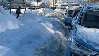 В Рязани Cadillac с «красивыми» номерами припарковался на пешеходном переходе