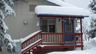 Отдирайте сайдинг: чем лучше обшить фасад дома — практичные и эстетичные решения