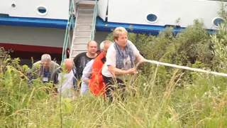 Хлебосольная встреча: туристам, приплывшим в Касимов на теплоходе, пришлось подниматься в город по канату