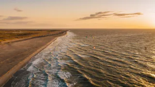 Там дешевле чем в Краснодарском крае и уважают русских: на этот золотой курорт полечу на майских