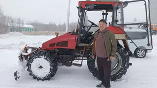 Усинская больница вывела снегоуборочную технику после первого снегопада