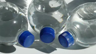 Берем пластиковую бутылку – и сажа вылетает в дымоход со скоростью звука: почистить печь без соли и крахмала теперь легче легкого