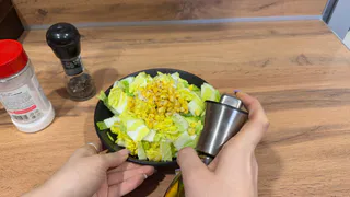 Сочный и свежий салат с пекинкой: такой аппетитный, что приходится готовить его 3 раза в день