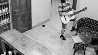 В Рязани вор устроил зажигательное соло на гитаре, прежде чем ее утащить