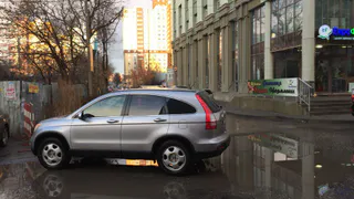 Очередной рязанский «гений парковки» перегородил выезд на целую улицу - фото