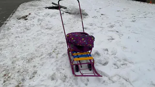 Протаранил санки: в Дашках легковой автомобиль сбил 3-летнюю девочку