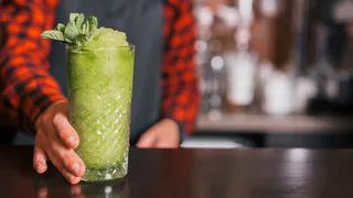 Не чай и не лимонная вода: диетологи назвали лучший утренний напиток, который сжигает жир