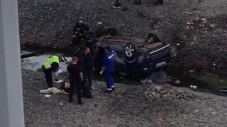 Автомобиль с рязанскими номерами упал с моста в Московской области