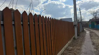 Зачем строить сплошной забор из доски, если есть способ сделать намного красивее и за те же деньги