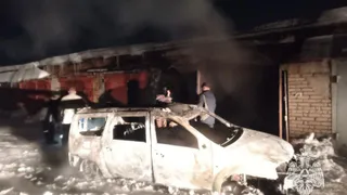 Неосторожность при проведении сварочных работ привела к пожару в гараже в Глазове