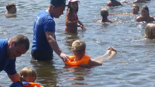 В загородных лагерях проводится акция «Научись плавать»