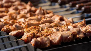 Шашлык "Мираторга" проверили по правильной методике, нарушений не выявлено