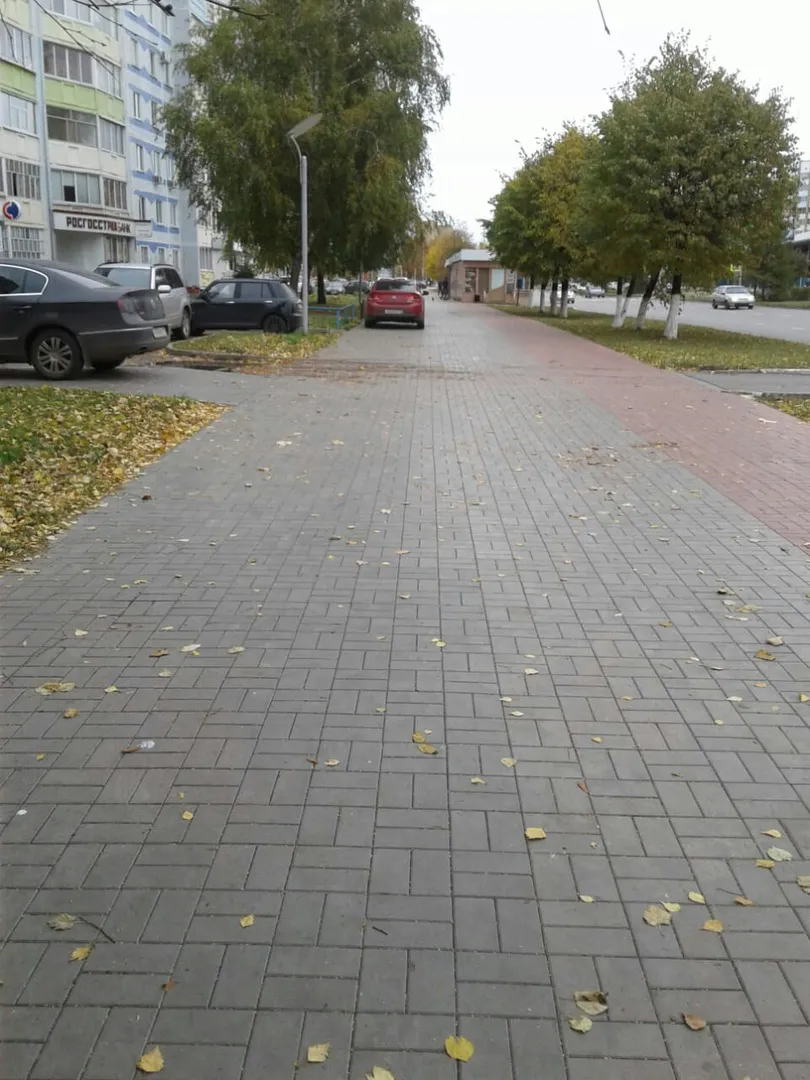 Паркуются на тротуаре