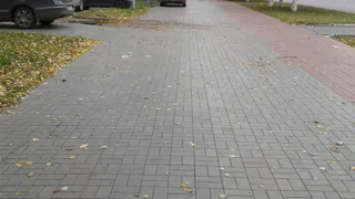 Паркуются на тротуаре