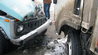 На улице Магистральной "Нива" врезалась в грузовик