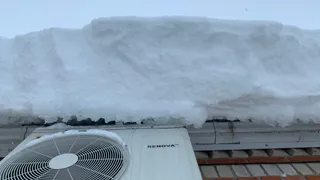 В Пензе на Западной Поляне снег с крыши обрушился на машины