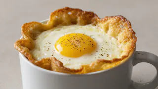 Яичницу на сковородке больше не готовлю — беру простую кружку: получается в 2 раза вкуснее