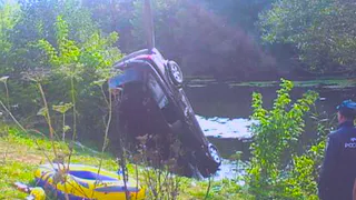 В Ряжском районе водолазы извлекли из реки автомобиль