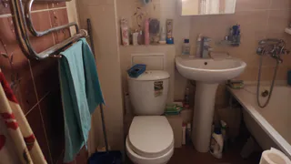 Запах в санузле исчез за 10 секунд: сантехник показал хитрый трюк, о котором молчат магазины