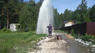 В Никуличах фонтанирует канализация
