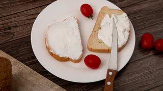 На ночь смешайте два популярных продукта: утром получите сыр «Филадельфия» — готовится, пока вы спите