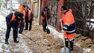 Во Владимире продолжается борьба с гололёдом и наледью на улицах